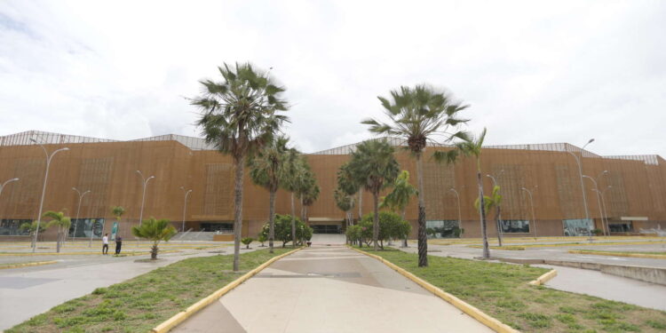 Inaugurado por Bismarck, Centro de Eventos do Ceará recebe troféu de equipamento turístico destaque do ano