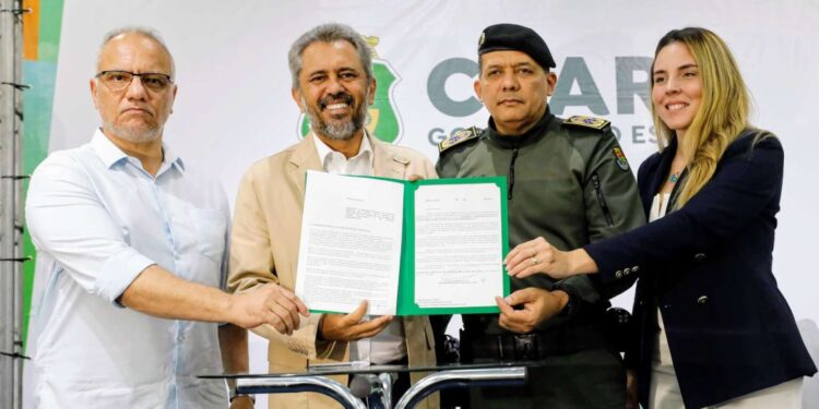 Governador Elmano de Freitas assina projeto de reestruturação das forças de segurança do Estado