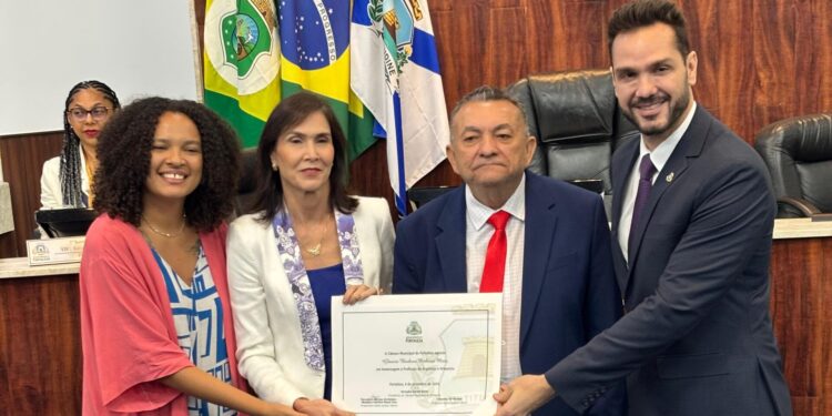 Gláucia Maia, primeira-dama de Aracati, recebe homenagem ao Dia do Arquiteto na Câmara de Fortaleza