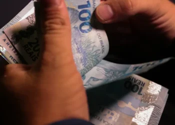 Lula sanciona regra que limita aumento do salário mínimo; veja valor