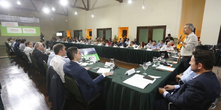 Governador Elmano reúne secretariado e anuncia para fevereiro abertura do Hospital Universitário do Ceará