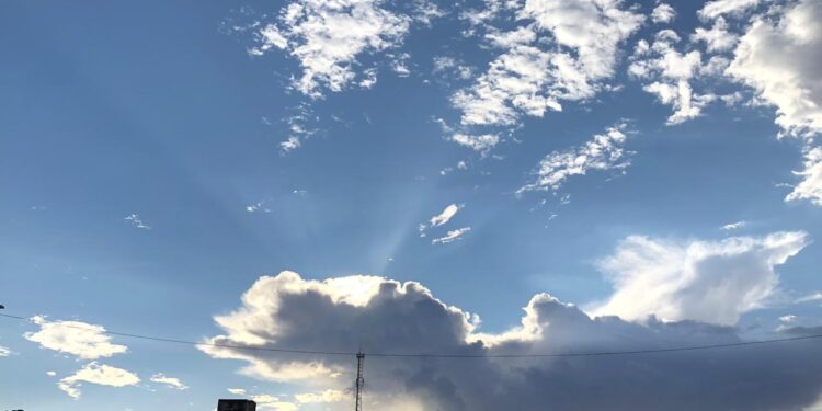 Previsão aponta céu variando de nublado a parcialmente nublado com chuva isolada no Ceará