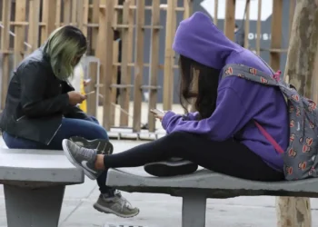 Estados planejam banir celulares em escolas já no primeiro dia de aula