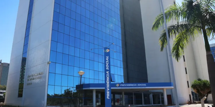 INSS antecipa benefícios de cartões de final 5 e 0 nesta sexta