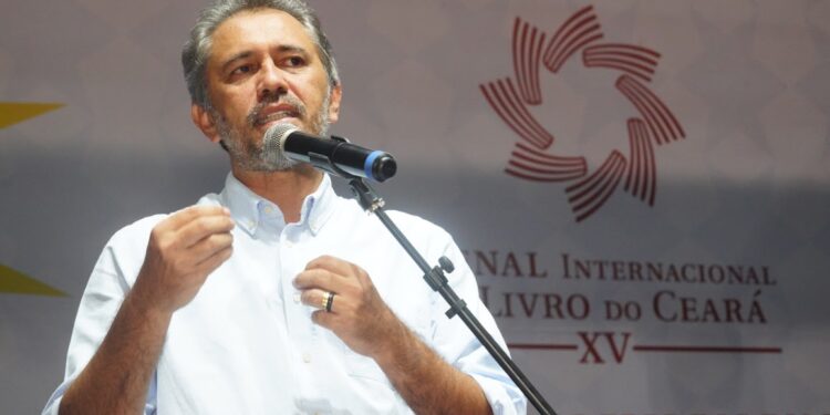 Governador do Ceará anuncia 10 mil vale-livros para professores da rede estadual