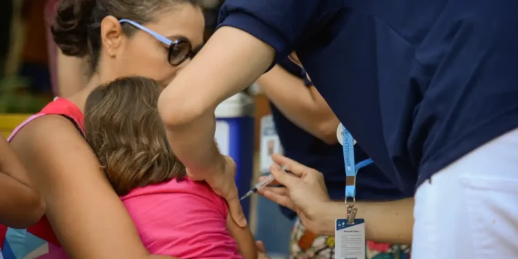 Vacina contra gripe é segura e não causa a doença; saiba mais verdades