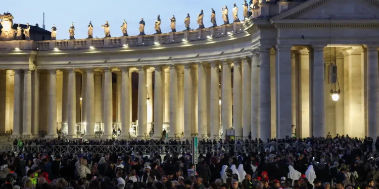 Conclave: Vaticano tem fumaça preta após nova votação