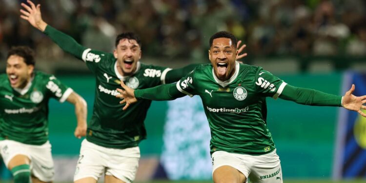 Vitor Roque marca nos acréscimos para levar Palmeiras à liderança