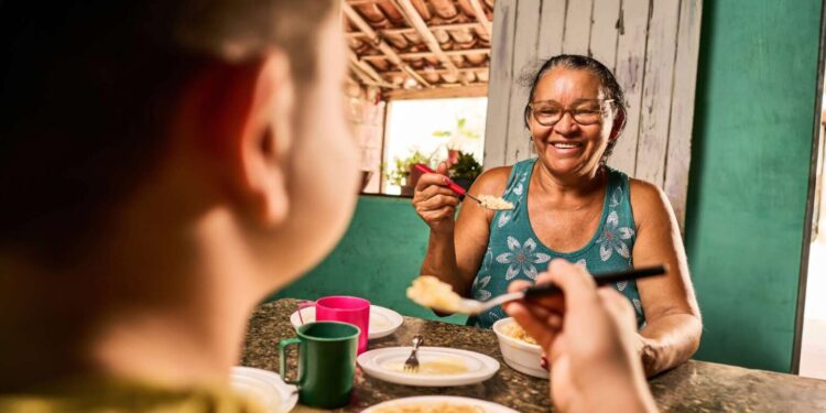Mais de 624 mil cearenses superam a pobreza e a extrema pobreza em dois anos