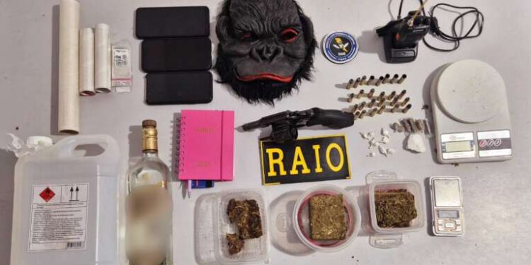 Suspeito é preso pela polícia com arma de fogo, drogas e munições em Aracati