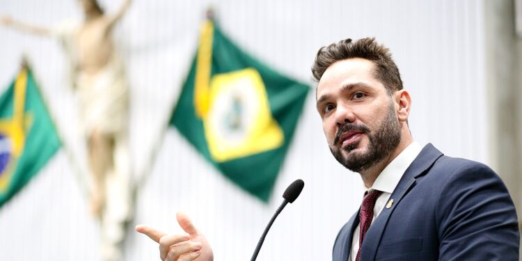 Após passar por procedimento cirúrgico, Deputado Guilherme Bismarck encontra-se bem e em recuperação, diz nota