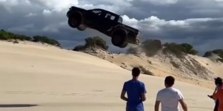 Motorista perde controle de veículo e voa ao realizar manobras em dunas de Canoa Quebrada