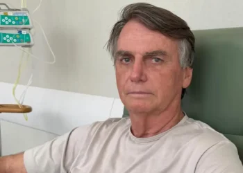 Jair Bolsonaro tem alta após três semanas internado em Brasília