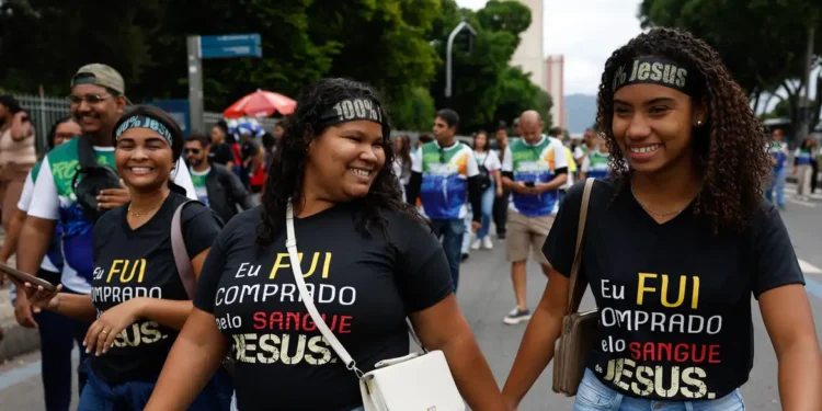 Jovens e mulheres puxam aumento de evangélicos no país, revela IBGE