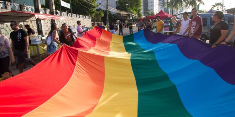 24ª Parada pela Diversidade Sexual do Ceará ocupa a Beira-Mar de Fortaleza neste domingo (29)
