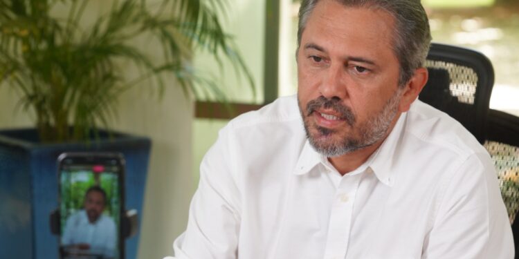 Primeira parcela do 13º salário será paga em 1º de julho aos servidores cearenses, anuncia Elmano