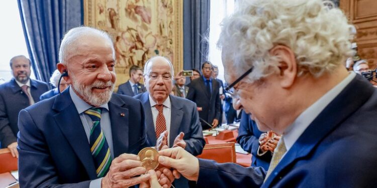Em Paris, Lula é segundo líder brasileiro na história recebido pela Academia Francesa