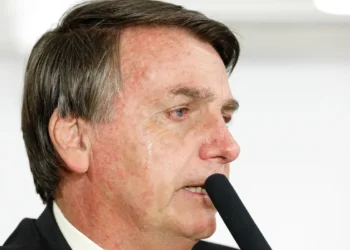 Bolsonaro é levado pela PF para colocar tornozeleira eletrônica