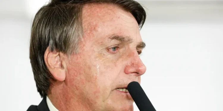 Bolsonaro é levado pela PF para colocar tornozeleira eletrônica