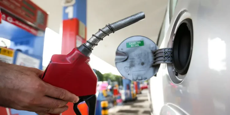 Combustível: governo prevê queda de preço se petróleo mantiver cotação