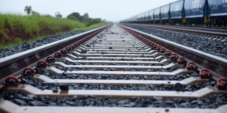 Brasil e China assinam acordo para estudar ferrovia até o Peru