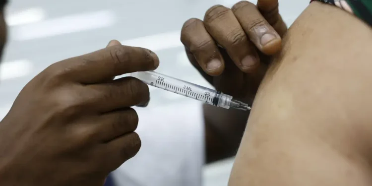 Casos de síndrome respiratória aguda grave caem no país, diz Fiocruz