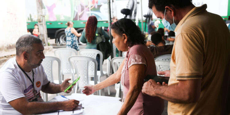 Caminhão do Cidadão leva serviços a seis municípios cearenses nesta semana
