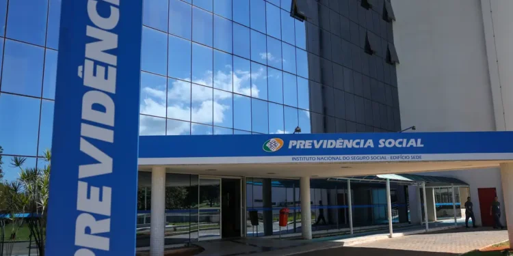 INSS: Senado aprova bônus para servidor acelerar análise de benefícios