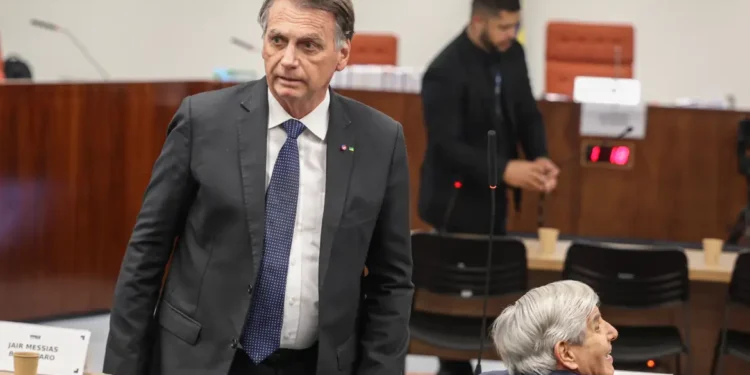 Defesa de Bolsonaro recorre contra prisão domiciliar 