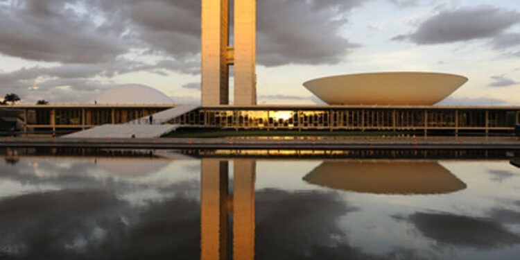 Congresso inicia semana com CPMI do INSS, mudanças no Imposto de Renda e debates sobre redes sociais