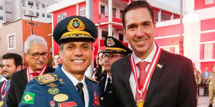 Secretário Eduardo Bismarck recebe Medalha Comemorativa do Centenário do Corpo de Bombeiros do Ceará