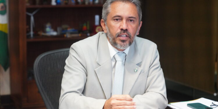 Elmano anuncia medidas para reduzir o impacto do tarifaço dos EUA no Ceará
