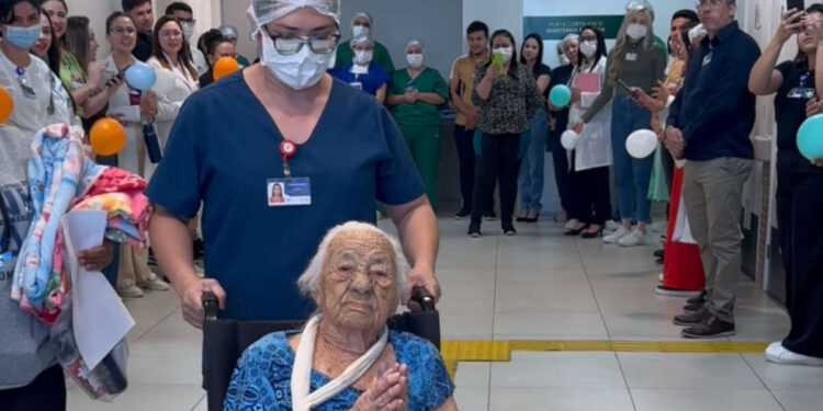 Profissionais do Hospital Regional Vale do Jaguaribe celebram alta de paciente de 117 anos