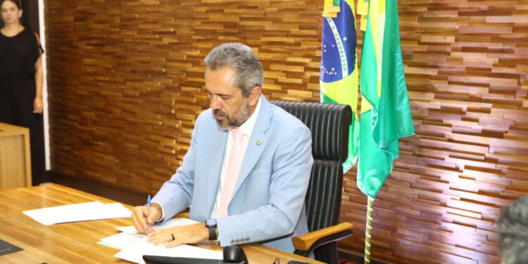 Pacote de medidas para minimizar impactos do tarifaço no Ceará, imposto pelos EUA, é sancionado