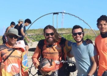 Sósia cearense do ator de Aquaman viraliza em voos de paramotor em Canoa Quebrada