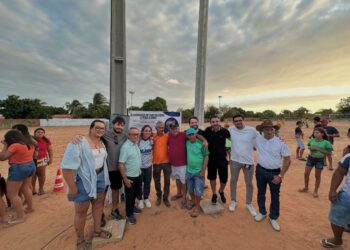 Aracati: Campo de futebol de areia da Pedra Redonda é reinaugurado com nova iluminação em LED
