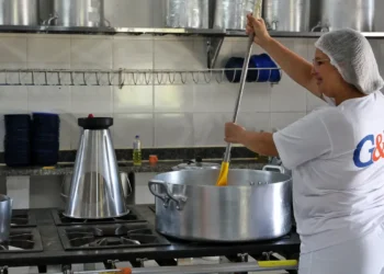 Ceará sanciona lei que zera ultraprocessados na merenda até 2027