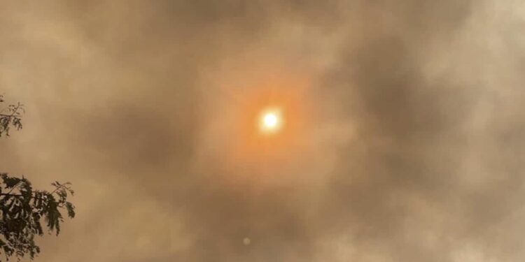 Fumaça de grande proporção causada por queimadas toma conta do céu de Aracati