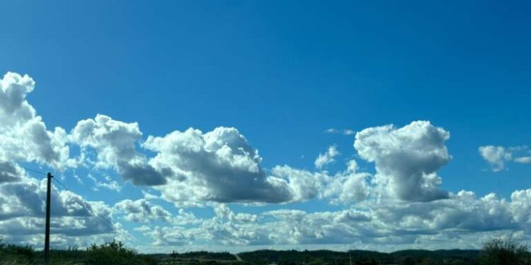 Funceme prevê tempo firme sobre o território cearense, pouca nebulosidade e temperaturas elevadas