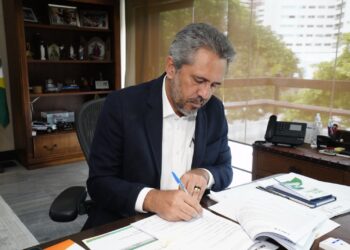 Governador Elmano de Freitas envia à Alece projeto de lei que concede auxílio financeiro a órfãos da Covid-19