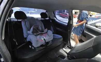 Transporte: melhor lugar de criança no carro é o meio do banco de trás