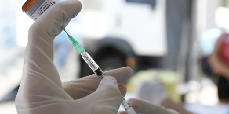 Casos de sarampo tiveram aumento de 34 vezes em 2025, alerta Opas