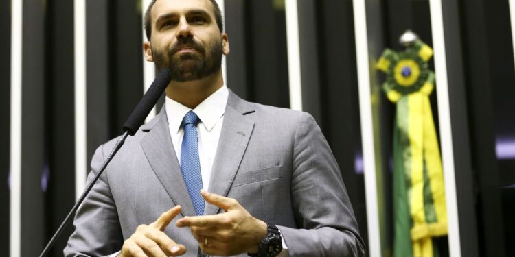 Moraes envia denúncia contra Eduardo Bolsonaro para Hugo Motta