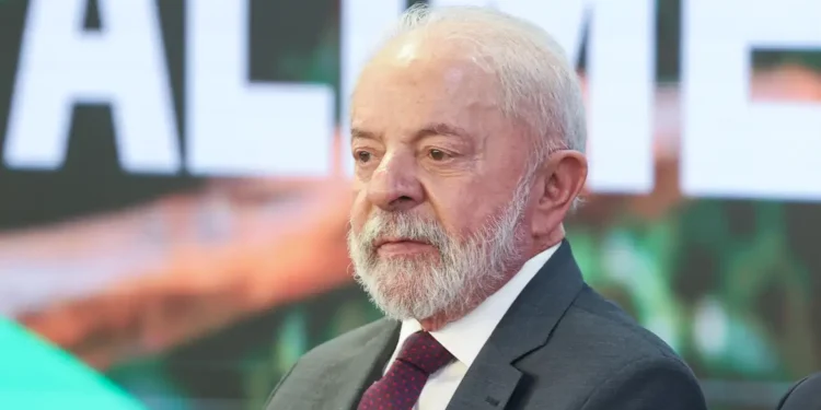 Lula troca de avião após falha no motor antes de voo no Pará