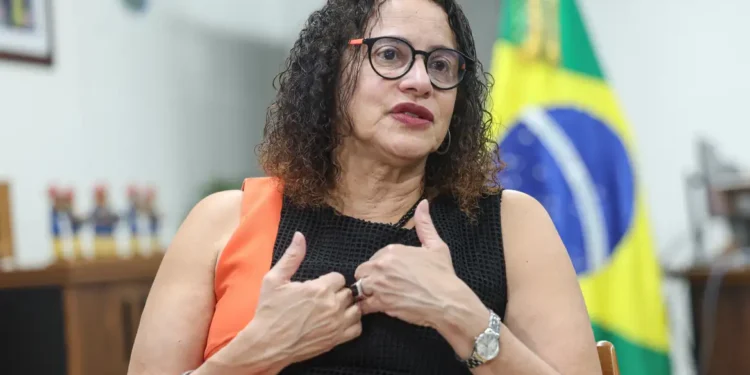 Vacina brasileira de covid fortalece ciência e país, diz ministra