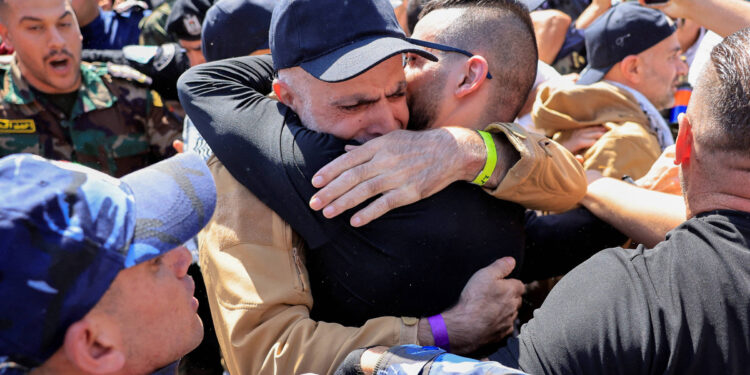 Israel liberta centenas de prisioneiros palestinos como parte do acordo de cessar-fogo