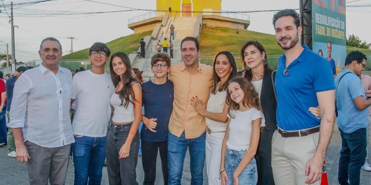 Secretário Eduardo Bismarck celebra entrega do Farol do Mucuripe ao lado de autoridades e família