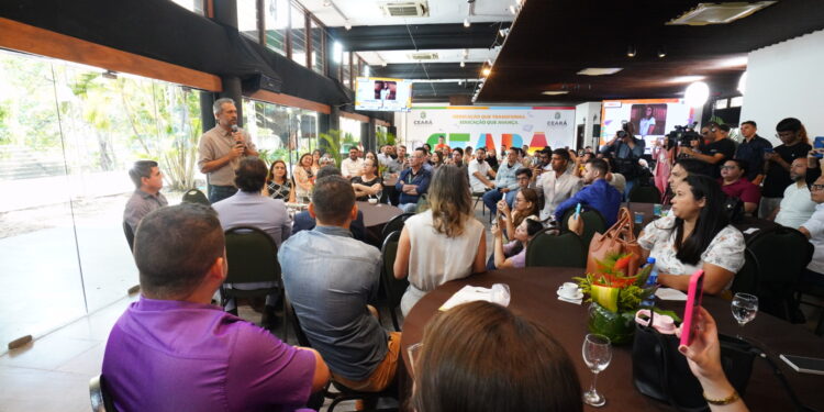 “Uma educação de qualidade significa professores valorizados”, celebra Elmano de Freitas ao anunciar antecipação de promoção e outras medidas