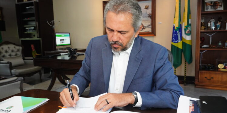 Governador Elmano de Freitas sanciona lei que autoriza compra de férias de policiais