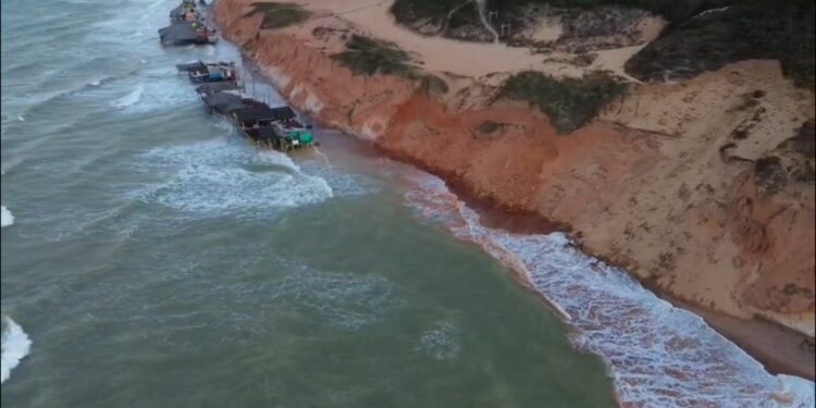 Avanço do mar acende alerta no litoral cearense
